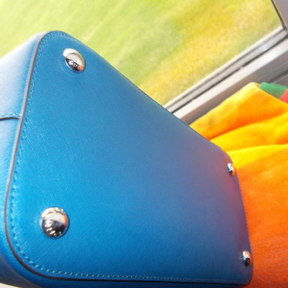 Michael Kors New Blue Saffiano Leather handbag - Picture 3 of 13